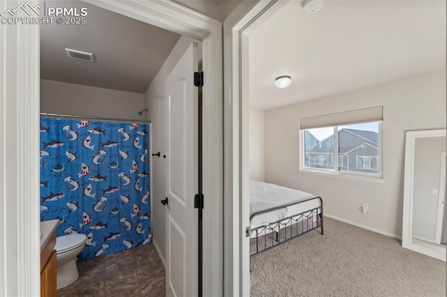 full bath with a shower with shower curtain, visible vents, toilet, and baseboards