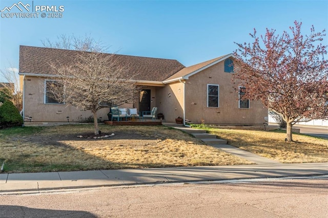 view of front facade featuring a front yard and stucco siding