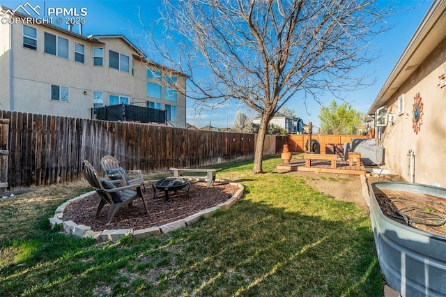 view of yard featuring a fenced backyard and an outdoor fire pit