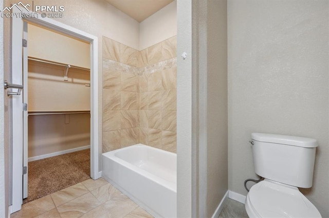 full bathroom featuring a spacious closet, toilet, shower / bathtub combination, and baseboards