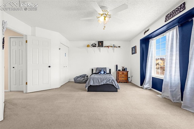 bedroom featuring a textured ceiling, ceiling fan, and carpet floors