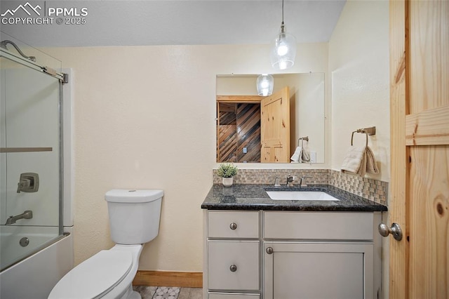 full bath featuring tasteful backsplash, vanity, bath / shower combo with glass door, baseboards, and toilet