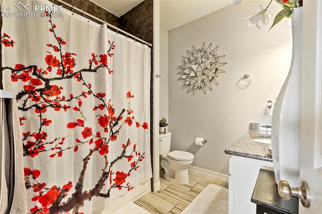 bathroom featuring vanity, baseboards, a shower with curtain, and toilet