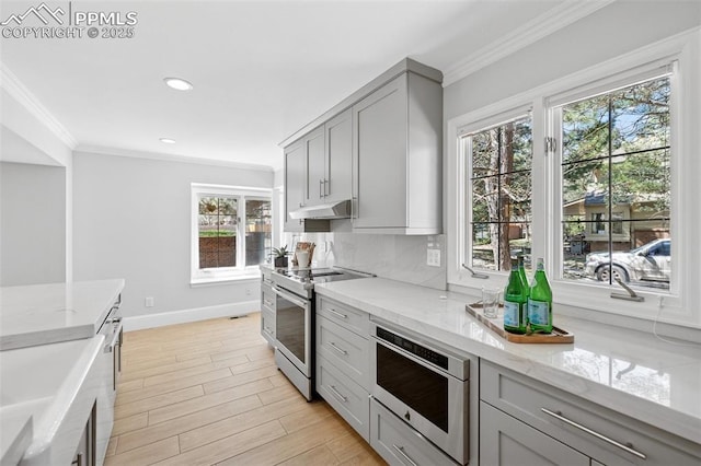 kitchen with crown molding, under cabinet range hood, stainless steel range with electric stovetop, and gray cabinets