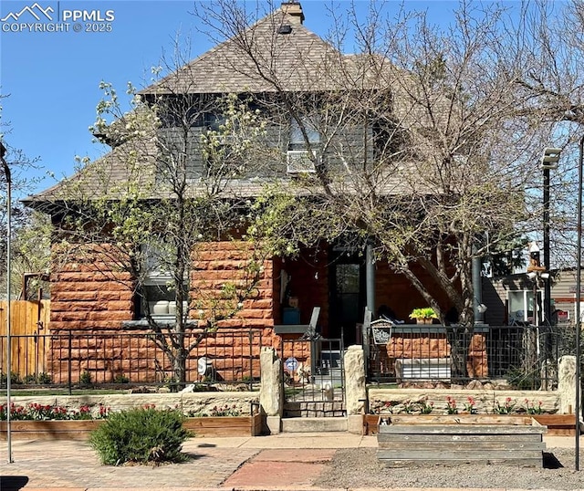 view of front of property with a gate and a fenced front yard
