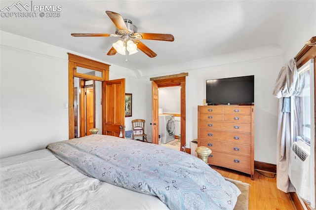 bedroom with separate washer and dryer, light wood-style flooring, and ceiling fan