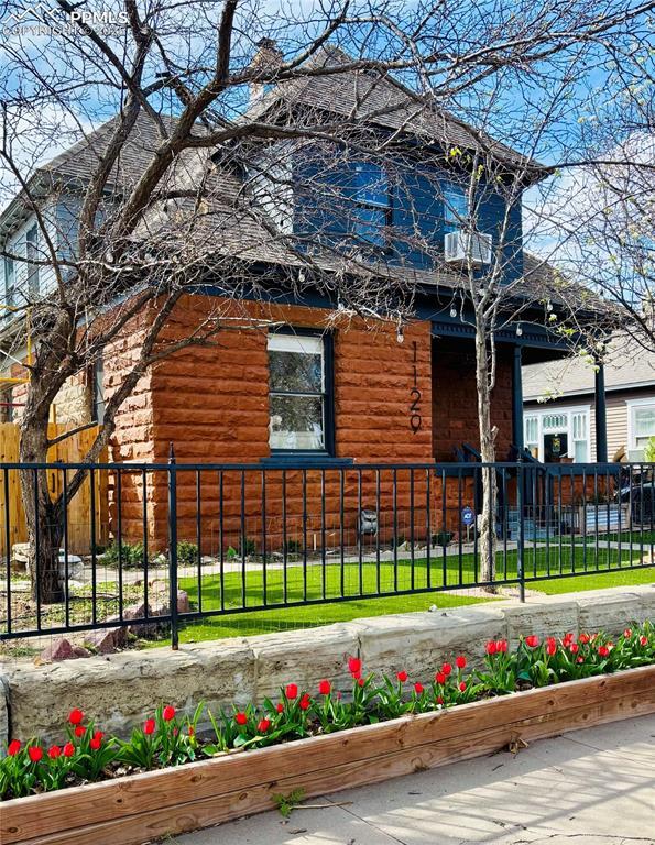 view of side of property featuring a fenced front yard