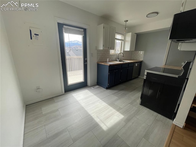 1426 Territory Trl, Colorado Springs, CO 80919 - kitchen featuring baseboards, a sink, light countertops, light wood-style floors, and backsplash