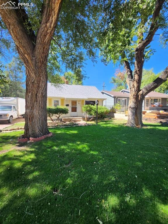 view of front of house featuring a front yard