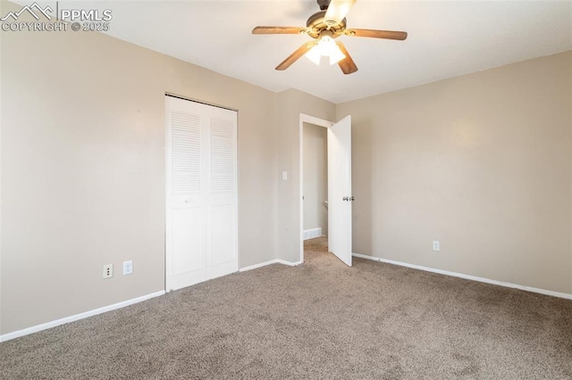 unfurnished bedroom featuring carpet, a closet, a ceiling fan, and baseboards