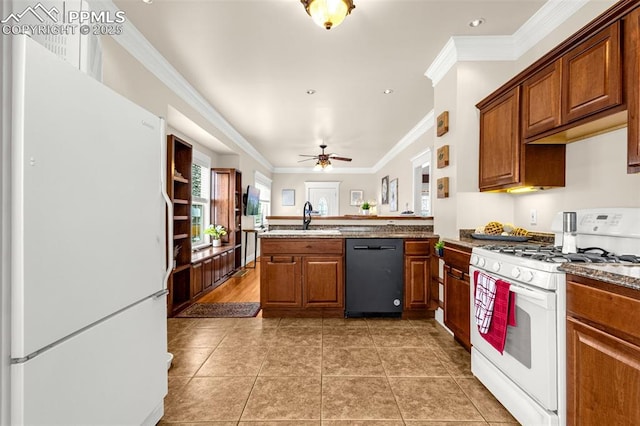 kitchen with a sink, ceiling fan, crown molding, a peninsula, and white appliances