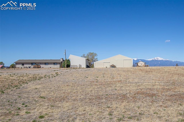 view of yard with a mountain view
