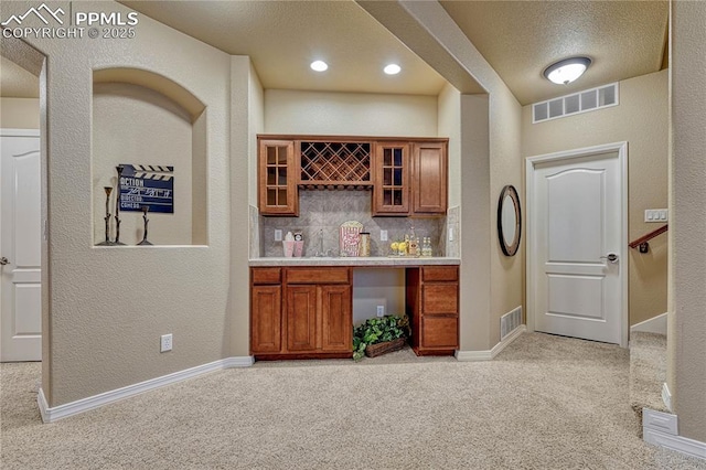 9539 Lizard Rock Trl, Colorado Springs, CO 80924 - bar featuring light colored carpet, visible vents, decorative backsplash, and a bar