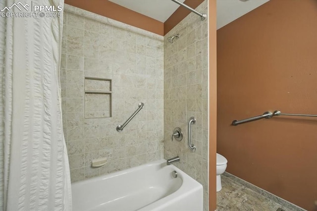 full bath featuring baseboards, toilet, and shower / bathtub combination with curtain