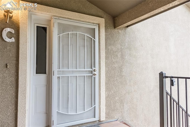 entrance to property with stucco siding