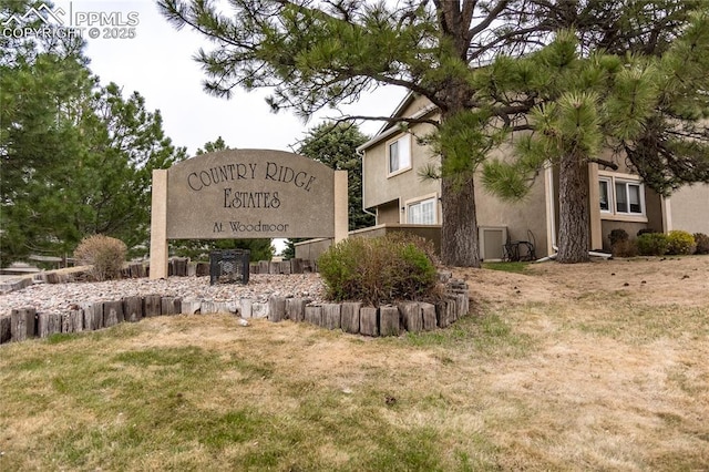 community sign with a yard