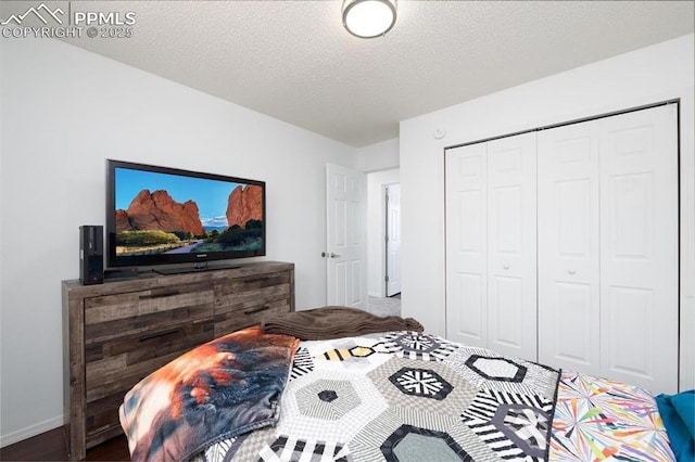 bedroom featuring baseboards, a textured ceiling, and a closet