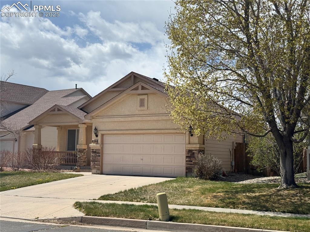view of front of property featuring stucco siding, an attached garage, and concrete driveway