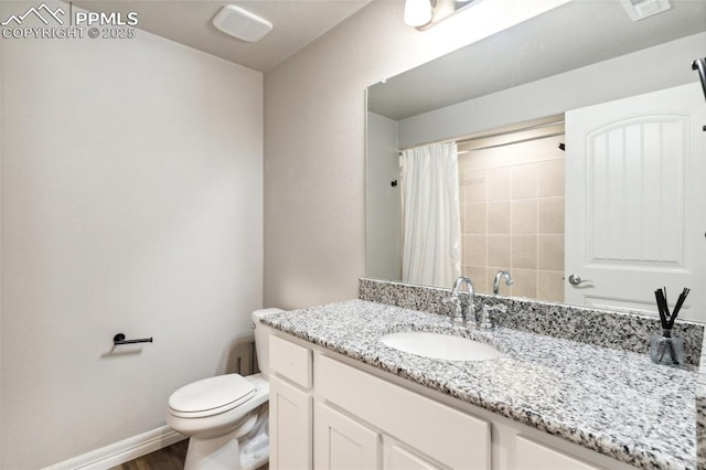 full bath featuring vanity, curtained shower, toilet, visible vents, and baseboards