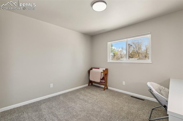 unfurnished room featuring carpet, visible vents, and baseboards