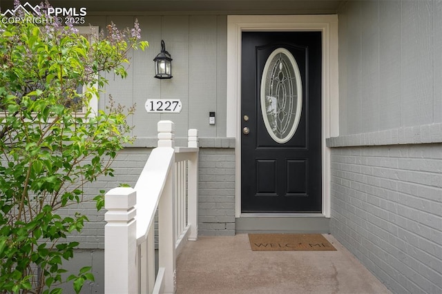 property entrance featuring a porch