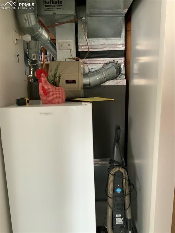 6905 Chippewa Rd, Colorado Springs, CO 80915 - utility room featuring water heater