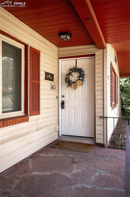doorway to property with covered porch