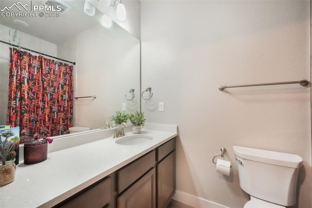bathroom featuring baseboards, a shower with shower curtain, toilet, and vanity