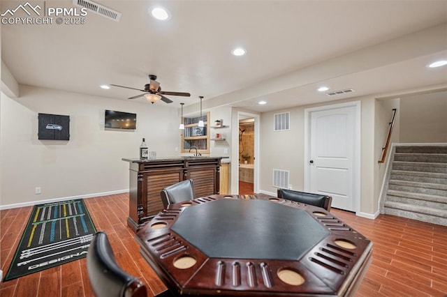 playroom with a sink, a ceiling fan, wet bar, wood finished floors, and visible vents