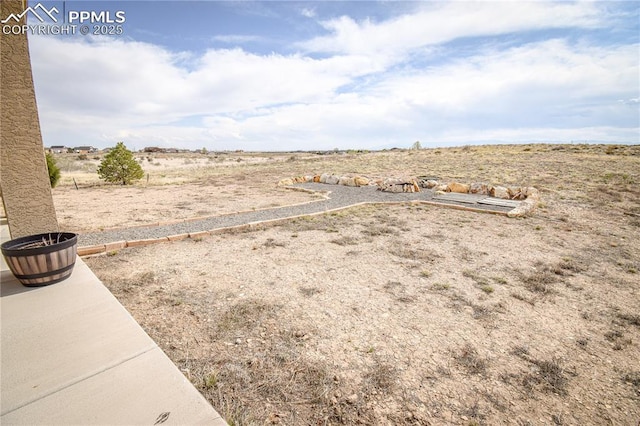 view of yard featuring a rural view