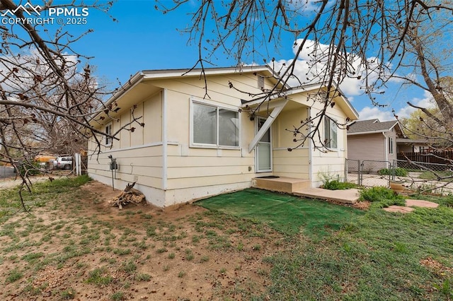 view of front of house with fence and a front yard