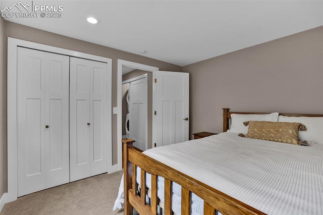 carpeted bedroom featuring baseboards, a closet, and recessed lighting
