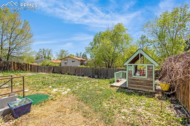 view of yard featuring a fenced backyard and an outdoor structure