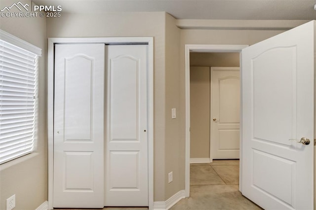 unfurnished bedroom featuring baseboards and a closet