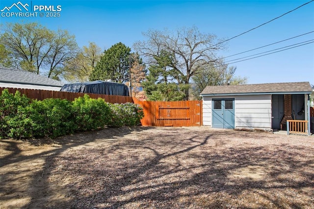 view of yard featuring fence and an outbuilding