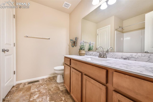 full bath featuring toilet, baseboards, visible vents, and vanity