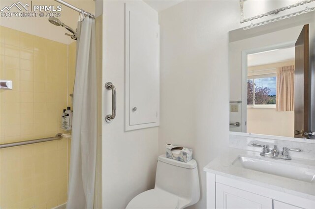 full bath with toilet, a shower with shower curtain, and vanity