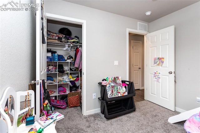 bedroom featuring carpet, visible vents, baseboards, and a closet