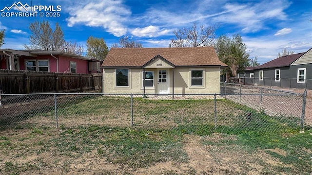 2125 E 8th St, Pueblo, CO 81001 - view of front facade featuring a fenced backyard, stucco siding, and a front lawn