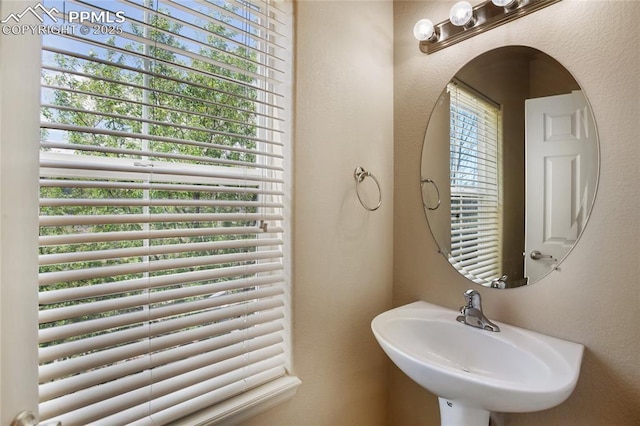 bathroom featuring a sink