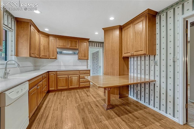 10 Gold Coin Ct, Colorado Springs, CO 80919 - kitchen with dishwasher, wallpapered walls, a sink, light wood finished floors, and cooktop