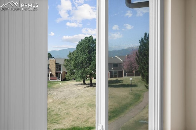 entryway featuring carpet and a mountain view