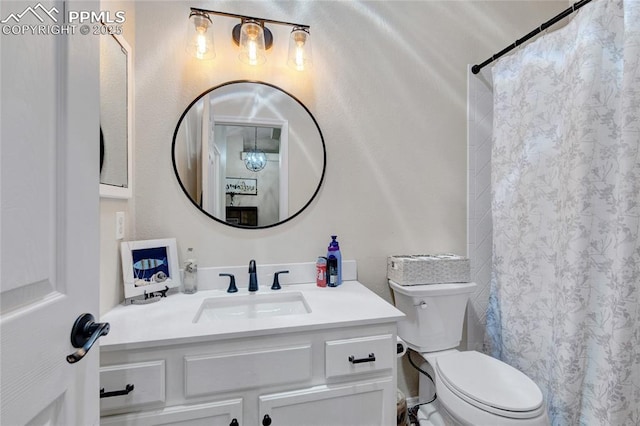 bathroom with toilet, a shower with shower curtain, and vanity