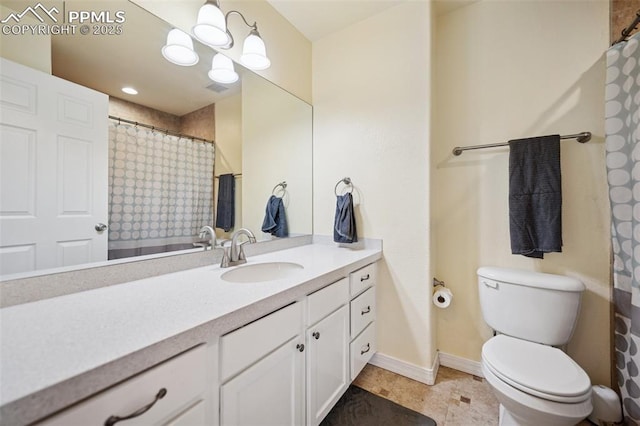 full bathroom with toilet, baseboards, curtained shower, and vanity