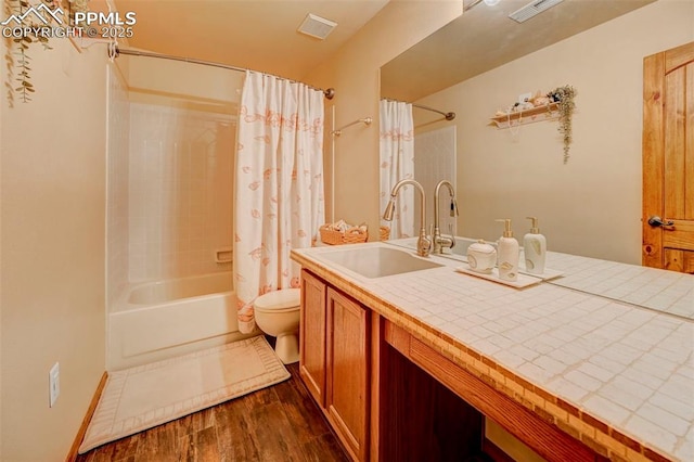 620 Coveglen Ct, Colorado Springs, CO 80906 - full bath featuring toilet, visible vents, wood finished floors, and shower / tub combo