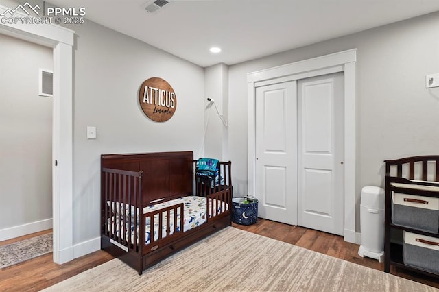 15 Newport Cir, Colorado Springs, CO 80906 - bedroom with visible vents, wood finished floors, baseboards, a closet, and recessed lighting