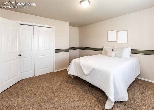 carpeted bedroom featuring baseboards and a closet