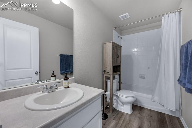 full bath featuring visible vents, vanity, shower / bath combo with shower curtain, wood finished floors, and toilet