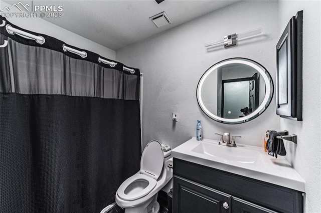 bathroom with toilet, a shower with curtain, visible vents, and vanity