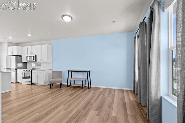 living room with baseboards, light wood finished floors, and recessed lighting